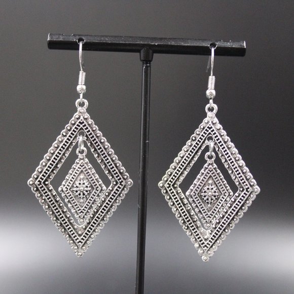 Unbranded Jewelry - New Silver Dangling Fashion Earrings